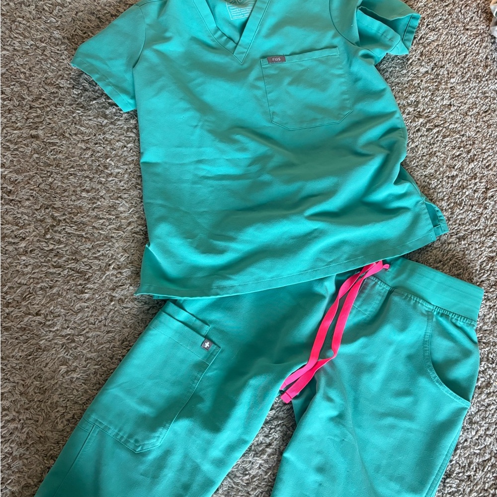 FIGS scrubs set